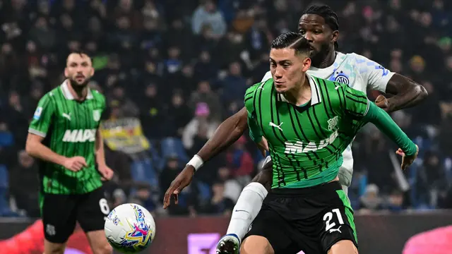 Foto: Aksi Jay Idzes saat Timnya Dihajar Inter Milan 0-5 di Liga Italia