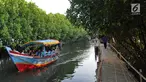 Perahu wisatawan melewati hutan mangrove di Sungai Rindu, Desa Hurip Jaya, Babelan, Bekasi, Jumat (7/6/2019). Berkeliling naik perahu melewati kawasan hutan mangrove di Sungai Rindu ini menjadi daya tarik para wisatawan lokal. (merdeka.com/Arie Basuki)