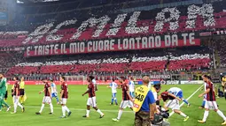 Para suporter saat menyaksikan pertandingan AC Milan melawan U Craiova pada leg kedua babak 3 Liga Europa di San Siro, Milan, (3/8). Dalam pertandingan ini Giacomo Bonaventura dan Patrick Cutrone mencetak satu gol. (Daniel Dal Zennaro/ANSA via AP)