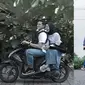 Pasangan seleb romantis boncengan naik motor. (Instagram/@tantrisyalindri/@melki.bajaj)