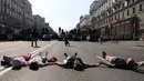 Para pengunjuk rasa berbaring di depan polisi antihuru-hara yang memblokir demonstrasi pendukung oposisi Belarusia di Minsk, Belarusia, Minggu (30/8/2020). Puluhan ribu demonstran berkumpul untuk menuntut agar Presiden Belarusia Alexander Lukashenko mengundurkan diri. (AP Photo)