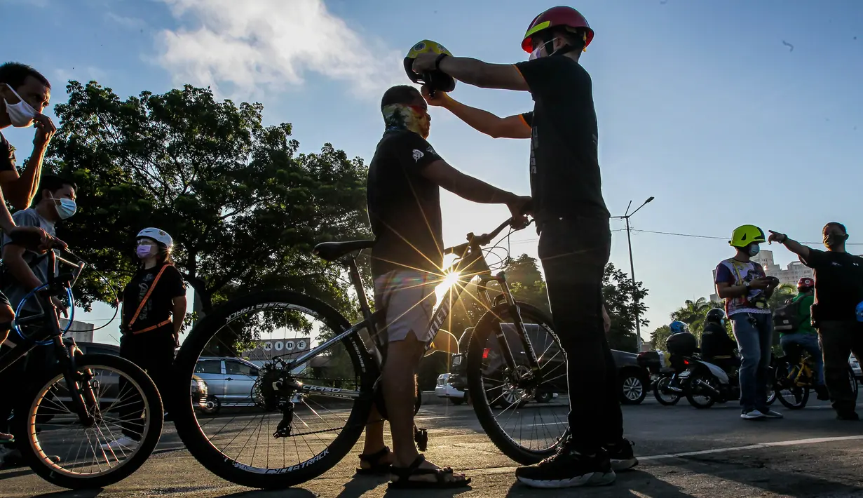 Pengendara sepeda mendapat helm gratis di Manila, Filipina (9/7/2020). Lembaga swadaya masyarakat membagikan helm dan selempang reflektif gratis saat warga beralih menggunakan sepeda sebagai moda transportasi utama selama pandemi COVID-19. (Xinhua/Rouelle Umali)