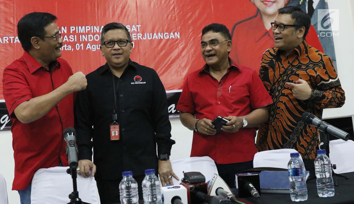 Sekjen DPP PDIP, Hasto Kristiyanto (kedua kiri) didampingi Ketua DPP PDIP, Djarot Saiful Hidayat dan Andreas Pareira berbincang jelang memberi keterangan terkait Kongres V PDIP 2019, Jakarta, Kamis (1/8/2019). Kongres bertema Solid Bergerak untuk Indonesia Raya. (Liputan6.com/Helmi Fithriansyah)