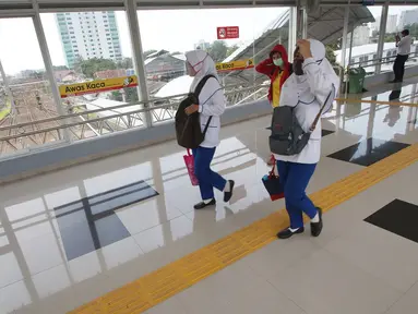 Jembatan Penyebrangan Orang (JPO) di Stasiun Tanah Abang mulai dioperasikan hari ini, Jumat (10/3). Dengan dioperasikannya JPO tersebut maka sudah tidak ada lagi penumpang yang melintasi jalur rel saat berpindah peron. (Liputan6.com/Immanuel Antonius)