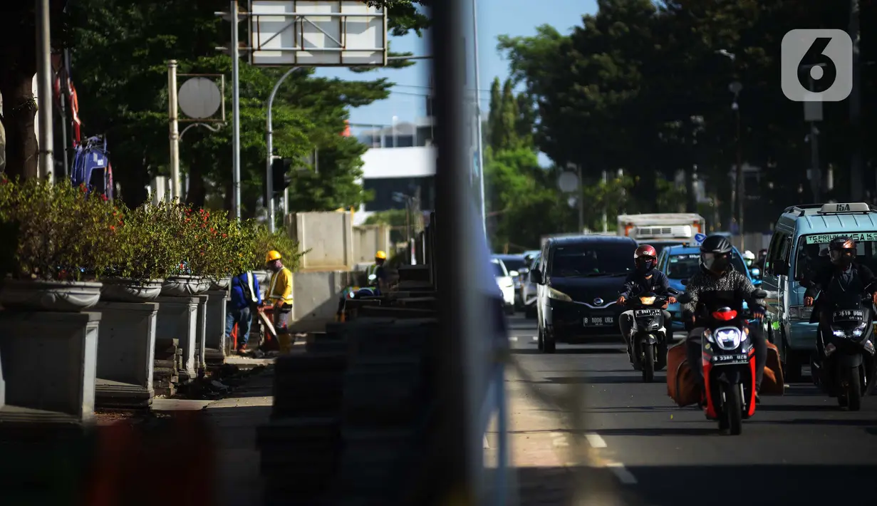 Pekerja menyeselasikan proyek revitalisasi kawasan Kota Tua, Jakarta, Rabu (23/3/2022). Revitalisasi pedestrian ini nantinya akan menjadi plaza pedestrian yang lebar sebagai bentuk penataan kawasan Kota Tua yang rendah emisi dan destinasi pariwisata bersejarah. (merdeka.com/Imam Buhori)