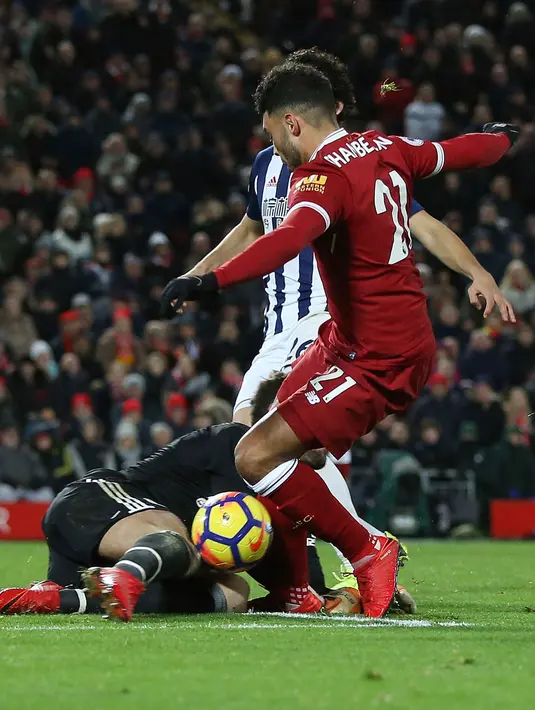 Pemain Liverpool, Alex Oxlade-Chamberlain berusaha merebut bola dari kiper West Bromwich Albion pada laga pekan ke-17 Premier League di Stadion Anfield, Rabu (13/12). Liverpool ditahan West Bromwich Albion tanpa gol. (Peter Byrne/PA via AP)