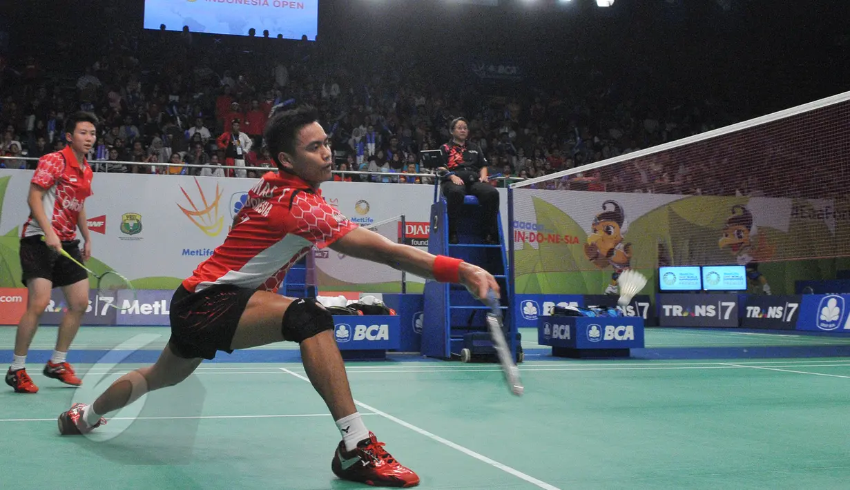 Ganda campuran Indonesia, Tontowi/Liliyana mengembalikan kok ke arah Kenichi Hayakawa/Misaki Matsutomo asal Jepang di Indonesia Open Superseries Premier 2015, Jakarta, Rabu (4/6/2015). Tontowi/Liliyana menang  21-12, 21-16. (Liputan6.com/Herman Zakharia)