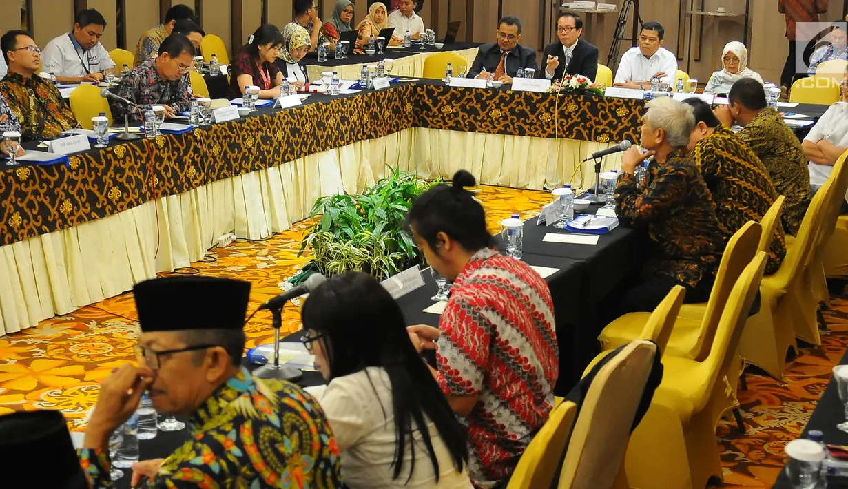 Ketua Kelompok Kerja Industri Pertanian dan Kehutanan KEIN Benny Pasaribu (dua kiri) memberi pemaparan saat FGD di Jakarta, Senin (29/4/2019). FGD membahas strategi permodalan yang berkelanjutan dalam pengembangan agribisnis padi. (Liputan6.com/Angga Yuniar)