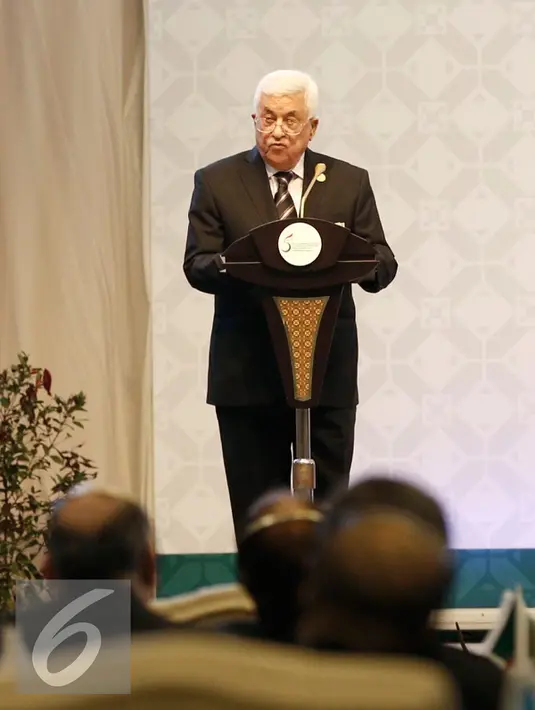 Presiden Palestina, Mahmoud Abbas memberikan pidato saat pembukaan Konferensi Tingkat Tinggi (KTT)  Luar Biasa Organisasi Kerjasama Islam (OKI) di JCC, Jakarta, Senin (7/3). (Liputan6.com/Faizal Fanani)