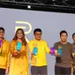 Peluncuran Realme 3 Pro oleh Marketing Director Realme SEA Joseph Wang (tengah) dan Product Manager Realme Indonesia Felix Christian (kedua kiri) didampingi brand ambassador Realme Indonesia. (Liputan6.com/ Agustin S. Wardani)