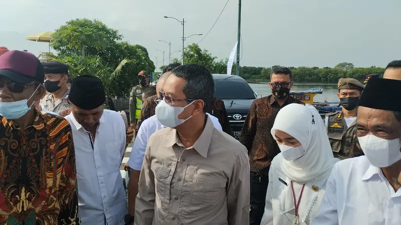 Pj Gubernur DKI Jakarta Heru Budi Hartono meninjau layanan air besih PAM Jaya di Kampung Marunda Kepu, Jakarta Utara