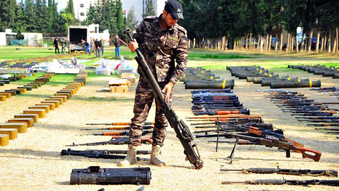 Senjata dan amunisi sitaan terlihat di pangkalan militer Suriah di Damaskus, ibu kota Suriah (8/11/2020). Tentara Suriah menyita senjata dan amunisi dari daerah yang sebelumnya dikuasai pemberontak di wilayah selatan dan mengangkutnya ke pangkalan militer di Damaskus. (Xinhua/Ammar Safarjalani)