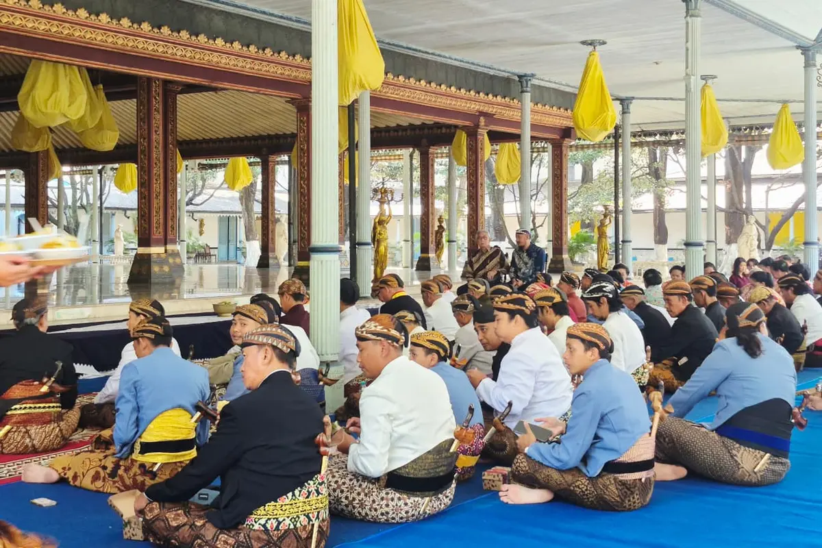 Keraton Kasunanan Surakarta Hadiningrat gelar acara wilujengan di Sasana Maligi, Selasa (21/7/2026).