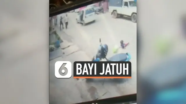 Ini adalah momen menegangkan di mana seorang bayi perempuan berusia 3 tahun jatuh dari mobil. Diketahui, pintu mobil secara tak sengaja terbuka ketika mobil sedang melaju di jalan. Peristiwa ini terjadi di Napoklu, Coorg, India Selatan.