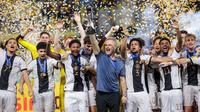Pelatih Timnas Jerman U-17, Christian Wueck berbaur dengan para pemainnya merayakan gelar juara Piala Dunia U-17 2023 setelah mengalahkan Timnas Prancis U-17 lewat adu penalti pada laga final Piala Dunia U-17 2023 di Stadion Manahan, Solo, Sabtu (2/12/2023). (Bola.com/Bagaskara Lazuardi)