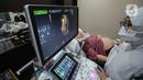 Dokter spesialis kebidanan dan kandungan memeriksa janin ibu hamil dengan peralatan Ultrasonografi (USG) di RSIA Tambak, Jakarta, Selasa (22/8/2023). Pemerintah mengajak masyarakat terutama ibu hamil melakukan pemeriksaan kehamilan secara rutin untuk mecegah stunting sebagai upaya  penurunan stunting secara nasional di tahun 2024 sebesar 14 persen. (Liputan6.com/Faizal Fanani)