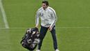 Pelatih anyar Real Madrid, Santiago Solari, mengangkat bola saar memimpin sesi latihan di Valdebebas, Madrid, Selasa (30/10/2018). Santiago Solari menjadi pelatih Real Madrid menggantikan Julen Lopetegui yang dipecat. (AP/Manu Fernandez)