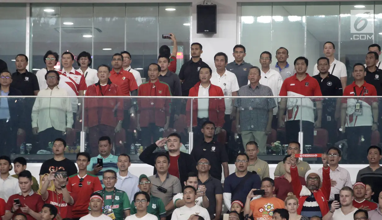 Presiden Joko Widodo bersama jajaran menteri dan Ketua DPR dan Ketua DPD menonton langsung final Piala Presiden 2018 antara Persija vs Bali United di Stadion Utama Gelora Bung Karno, Senayan, Jakarta, Sabtu (17/2) (Liputan6.com/Arya Manggala)