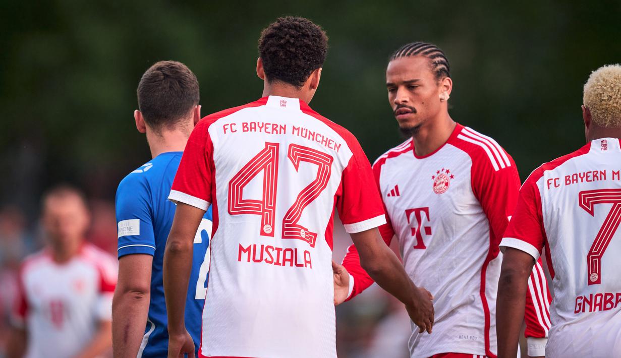 Selebrasi pemain Bayern Munchen, Jamal Musiala (kiri) dan Serge Gnabry, dalam pertandingan pramusim melawan FC Rottach-Egern, Rabu (19/7/2023). Gnarby menyumbang tiga gol dalam pertandingan melawan tim divisi kesembilan Liga Jerman tersebut. (Dok. Bayern Munchen)
