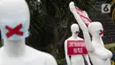 Sejumlah manekin dan poster tuntutan saat dipajang di depan Polda Metro Jaya, Jakarta, Senin (21/3/2022). Aksi itu bentuk dukungan terhadap Haris Azhar dan Fatia Maulidiyanti saat menjalani pemeriksaan terkait kasus dugaan pencemaran nama baik Luhut Binsar Pandjaitan. (Liputan6.com/Faizal Fanani)