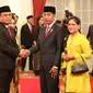 Presiden Joko Widodo atau Jokowi menyalami Komjen Syafruddin usai melantiknya sebagai Menteri Pendayagunaan Aparatur Negara dan Reformasi Birokrasi (PANRB) di Istana Negara, Jakarta, Rabu (15/8). Syafruddin menggantikan Asman Abnur. (Liputan6/HO/Pian)