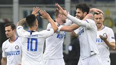Selebrasi pemain Inter Milan atas gol Ranocchia pada leg 2, babak 16 besar Liga Europa yang berlangsung di stadion Giuseppe Meazza, Milan, Jumat (22/2). Inter Milan menang 4-0 atas rapid Wien. (AFP/Miguel Medina)