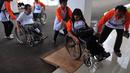 Sejumlah penyandang cacat saat memasuki tempat berlangsungnya acara peringatan Hari Disabilitas Internasional di Gedung Konvensi TMP Kalibata, Jakarta, Rabu (10/12/2014). (Liputan6.com/Johan Tallo)