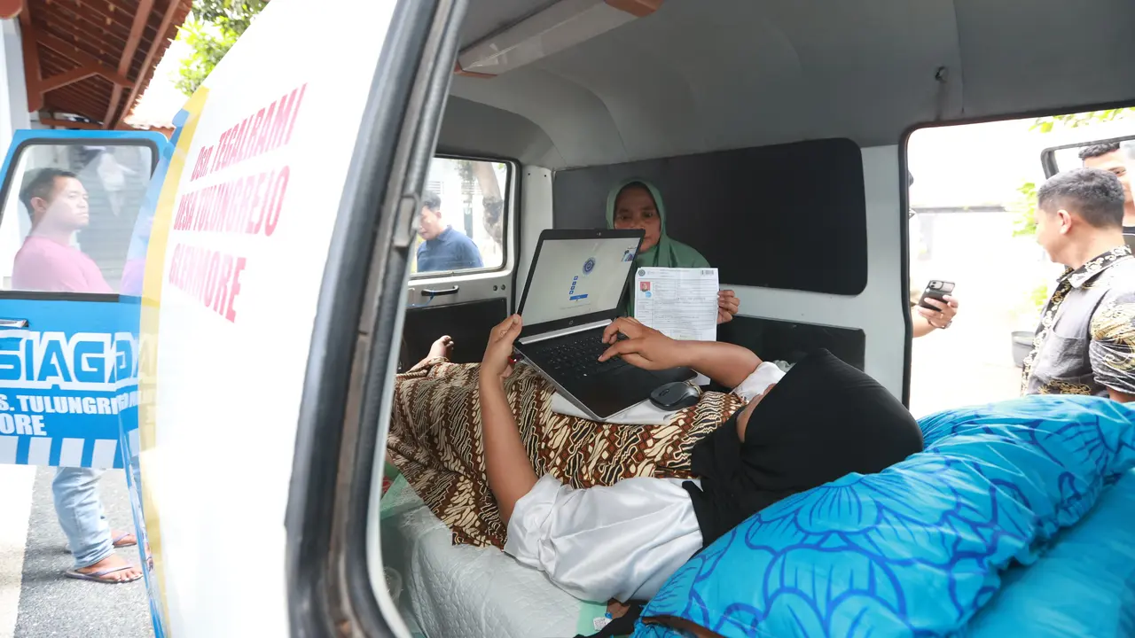 Titin Peserta tes P3K di Banyuwangi kerjakan soal ujian di dalam mobil Ambulans karena habis melahirkan (Istimewa)