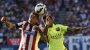 Bek Atletico Madrid, Jose Maria Gimenez (kiri) berebut bola udara dengan penyerang Barcelona Neymar pada laga Liga Spanyol di Stadion Vicente Calderon, Senin (18/5/2015). Barcelona menang 1-0 atas Atletico Madrid. (REUTERS/Andrea Comas)