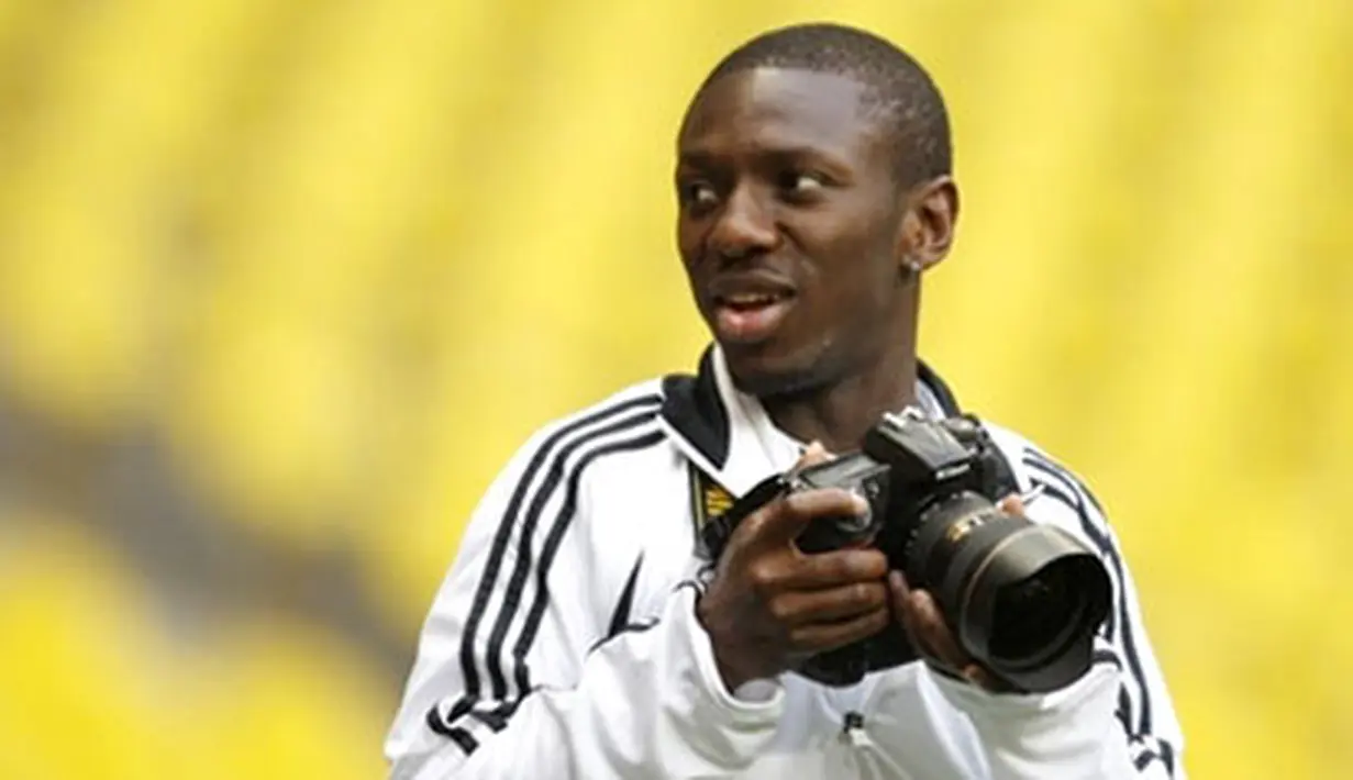 Chelsea's English midfielder Shaun Wright-Phillips takes a picture during a training session at the Luzhniki stadium in Moscow on the eve of the Champions league final football match against Manchester United on May 20, 2008. AFP PHOTO/Adrian Dennis
