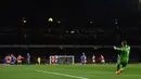 Kiper Everton, Jordan Pickford melakukan tendangan gawang pada laga lanjutan Liga Inggris 2022/2023 melawan Arsenal yang berlangsung di Emirates Stadium, London, Kamis (02/03/2023) WIB. Arsenal berhasil menang telak dengan skor 4-0. (AFP/Glyn Kirk)