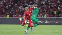 Di babak kedua, Indonesia tetap tampil agresif. Tampak dalam foto, pemain Timnas Indonesia, Ramadhan Sananta (kiri) berusaha menahan laju Mervin Lewis (Saint Kitts and Nevis) pada ajang FIFA Series 2026 di Stadion Utama Gelora Bung Karno (SUGBK), Jumat (27/3/2026) malam WIB. (Bola.com/Abdul Aziz)