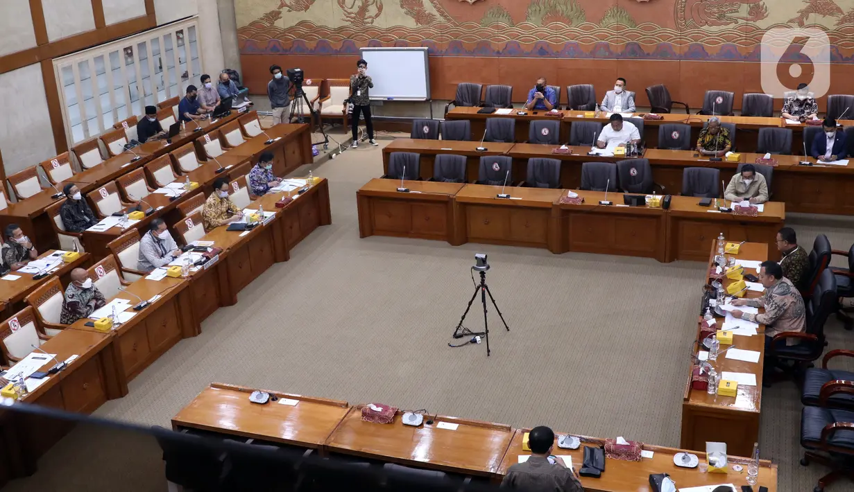 Suasana rapat kerja antara Menteri Perdagangan Muhammad Lutfi dengan Komisi VI DPR di Kompleks Parlemen, Jakarta, Kamis (17/3/2022). Dalam rapat tersebut Muhammad Lutfi menyampaikan penjelasan terkait minyak goreng serta dihapusnya Harga Eceran Tertinggi (HET). (Liputan6.com/Angga Yuniar)