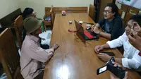 Keluarga korban penganiayaan bocah di kandang monyet menanyakan kabar pengusutan kasus ini di Markas Polres Pemalang. (Foto: Liputan6.com/Humas Polres Pemalang/Muhamad Ridlo)