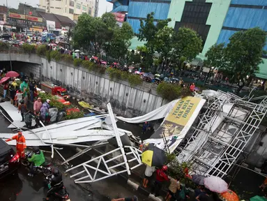 Jembatan Penyeberangan Orang (JPO)  yang berada di Jalan Raya Pasar Minggu, Jakarta Selatan, roboh Sabtu (24/09). Jembatan roboh akibat angin kencang dan hujan deras. (Liputan6.com/Immanuel Antonius)