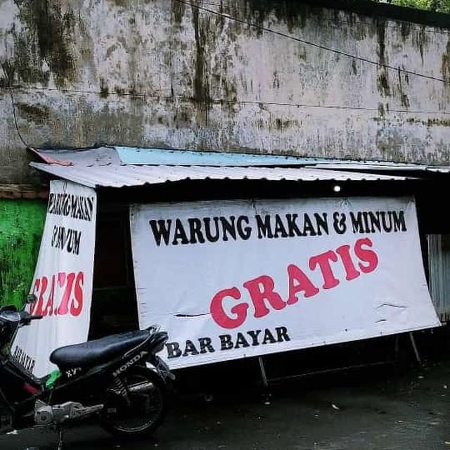 6 Tulisan Nyeleneh di Spanduk Warung Nasi Ini Bikin Pembeli Tepuk Jidat