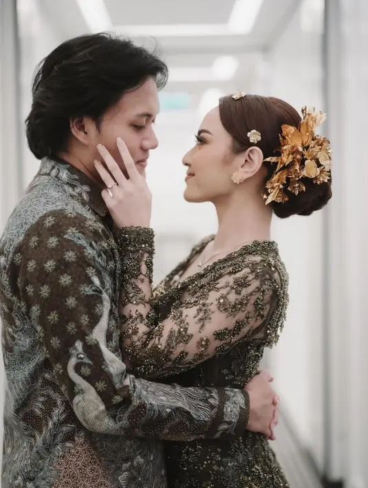 Sekedar informasi, sebelumnya Rizky Febian telah secara resmi melamar sang kekasih. Anak sulung Sule itu melamar Mahalini setelah setahun tiga bulan pacaran. Prosesi lamaran di gelar di The Langham Jakarta, SCBD, Jakarta Selatan Minggu (7/5/2023) malam. [Instagram/rizkyfbian]