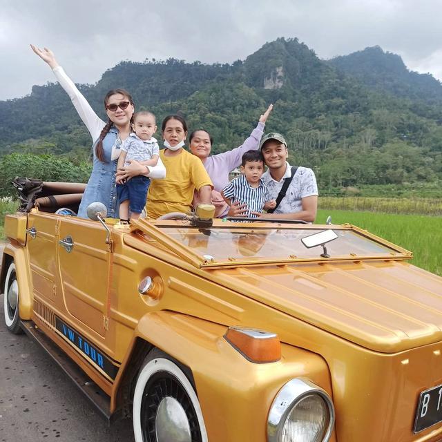 Momen Vicky Shu Liburan di Candi Prambanan dan Borobudur