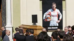 Upacara kematian pebalap Marussia, Jules Bianchi, berlangsung di Katedral Sainte Reparate, Nice, Prancis. Selasa (21/7/2015). Sahabat, kolega, dan para pebalap F1 hadir  untuk memberi penghormatan terakhir. (AP Photo/Lionel Cionneau)