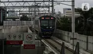 Rangkaian kereta MRT melintas di kawasan Blok M, Jakarta, Rabu (10/3/2021). Kementerian Perhubungan berencana akan membangun MRT dan light rail transit (LRT) di lima kota yakni Bali, Bandung, Surabaya, Medan dan Makassar yang didanai lewat skema dana abadi Indonesia. (Liputan6.com/Johan Tallo)