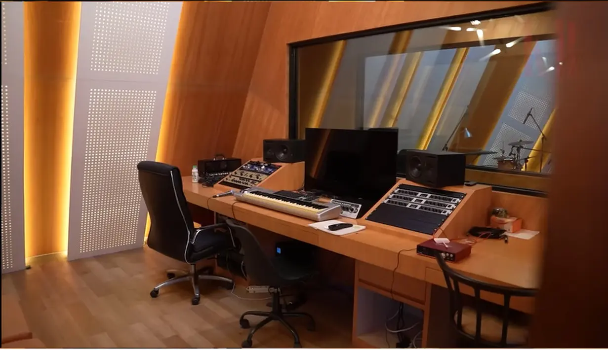 Naik ke lantai tiga, terdapat banyak favorit Ello. Dilantai tiga ini juga ada tempat biasa digunakan mencari inspirasi hingga studio. Ello mengaku, saat pandemi  beberapa barang berharganya terpaksa dijual demi hidup. "Gua harus jual gitar dua, jual vespa, jual kamera satu set dengan lensa-lensanya. Terus dulu studio gua tuh di record kira-kira 300 meter dari sini juga dijual," kata Ello  dalam tayangan KR TV. [Youtube/KR TV]