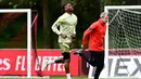 Penyerang AC Milan, Rafael Leao (tengah) melakukan pemanasan selama sesi latihan tim di  Pusat Olahraga Milanello di Carnago, barat laut Milan pada 9 Mei 2023. (AFP/Marco Bertorello)