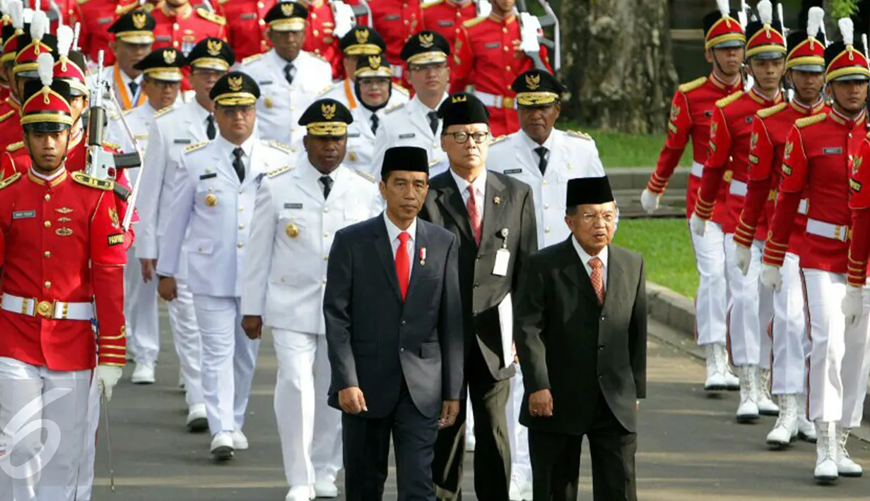Presiden Joko Widodo dan Wapres Jusuf Kalla bersama lima Gubernur dan Wagub baru melakukan prosesi kirab di Istana Merdeka, Jakarta, Jumat (12/5).  Presiden Joko Widodo melantik lima gubernur/wagub terpilih hasil Pilkada Serentak 2017. (Liputan6.com)