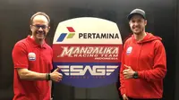 Edu Perales – SAG Team Principal bersama pembalap Pertamina Mandalika SAG Team di Moto2 2021, Tom Luthi. (Istimewa)