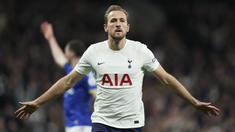 Liga Inggris yang dipenuhi para pemain terbaik dari seluruh dunia selalu menyajikan persaingan panas para striker haus gol dalam perebutan gelar top skor di setiap musimnya. Tercatat hanya ada 6 striker lokal yang mampu menandingi para striker asing untuk memperebutkan Golden Boot, penghargaan untuk pencetak gol terbanyak tiap musimnya. Siapa aja 6 striker lokal tersebut? Simak uraiannya berikut ini. (AP/Ian Walton)