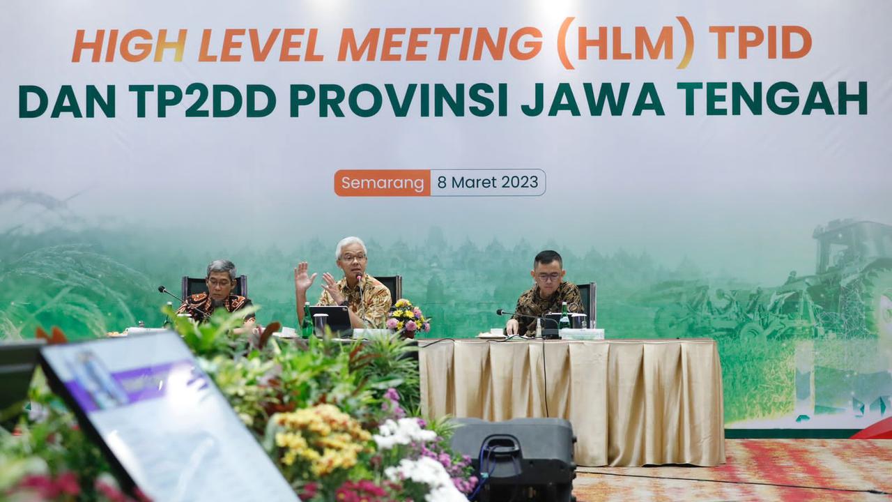 Gubernur Jawa Tengah Ganjar Pranowo, saat memimpin rapat High Level Meeting (HLM) Tim Pengendali Inflasi Daerah atau TPID dan Tim Percepatan dan Perluasan Digitalisasi Daerah (TP2DD) Provinsi Jawa Tengah di Gumaya Hotel, Kota Semarang. (istimewa)