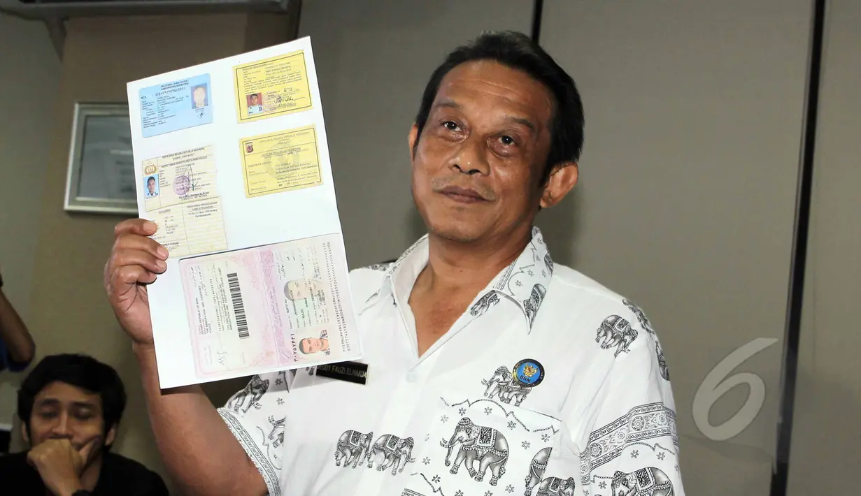 Direktur Pemberantasan BNN, Irjen Deddy Fauzi Elhakim memperlihatkan identitas beberapa tersangka saat rilis kasus narkoba di kantor Badan Narkotika Nasional (BNN), Jakarta, Jumat (22/5/2015). (Liputan6.com/Helmi Afandi)