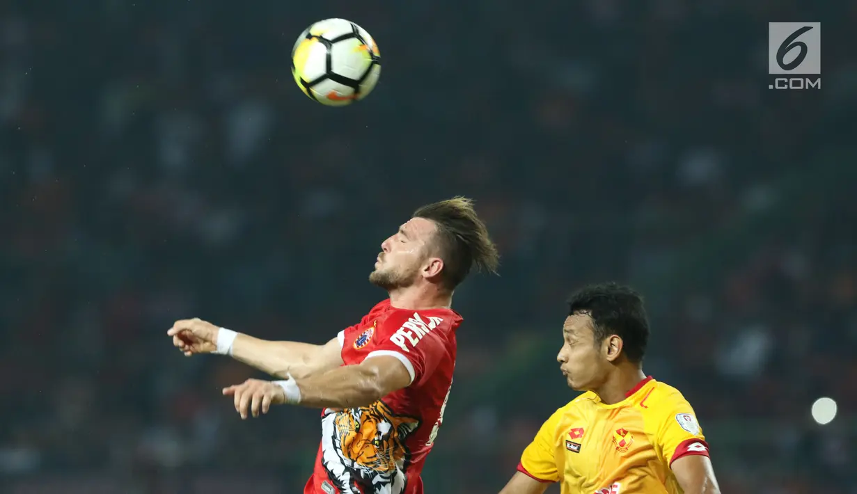 Pemain Persija, Marko Simic (kiri) berebut bola atas dengan pemain Selangor FA saat laga persahabatan di Stadion Patriot Candrabhaga, Bekasi, Kamis (6/9). Babak pertama berakhir imbang 1-1. (Liputan6.com/Helmi Fithriansyah)