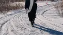 Celana cargo hitam yang ia padukan dengan jaket tersebut menambah kesan urban yang modern, sementara syal abu-abu yang melilit lehernya memberikan aksen elegan sekaligus mempermanis tampilannya. [@gisel_la].