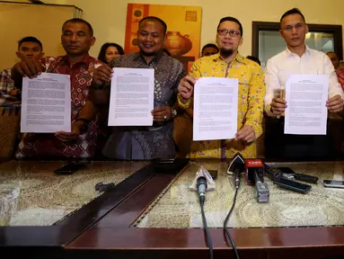 Ketua GMPG, Ahmad Doli Kurnia (tengah) bersama Generasi Muda Partai Golkar menunjukan pernyataan sikap di Jakarta, Rabu (19/7). GMPG mendesak Setya Novanto mengundurkan diri dari Ketum Partai Golkar dan Ketua DPR RI. (Liputan6.com/Johan Tallo)